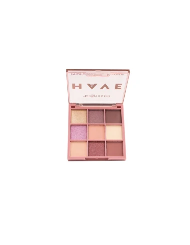01 AVOIR UNE PALETTE DE FARDS À PAUPIÈRES