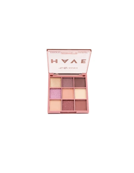 01 AVOIR UNE PALETTE DE FARDS À PAUPIÈRES