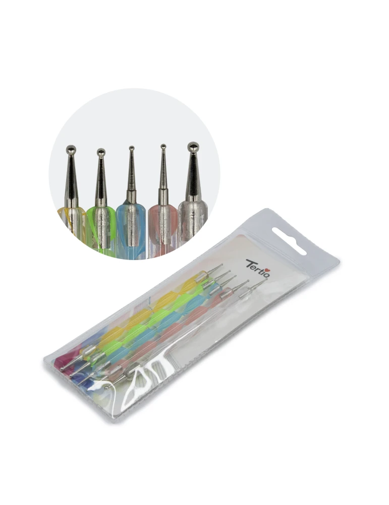 Setze 5 dotterne Penne für Nagelkunst